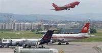 Trasferimenti da e per tutti gli Aeroporti. Un autista vi attenderà davanti agli arrivi con un cartello riportante il vostro nome. Monitoriamo anche eventuali ritardi dell'aereo.